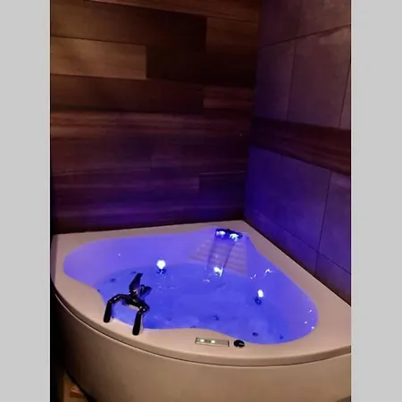 Cocooning Spa, Lit Xxl, Cour Exterieure